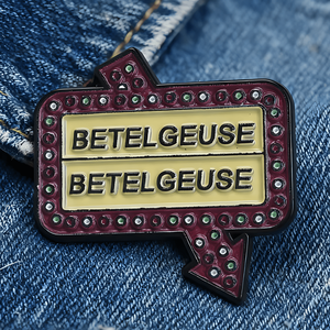 Spilla Luminosa BETELGEUSE, Distintivo <span class=keywords><strong>Film</strong></span> <span class=keywords><strong>Horror</strong></span>, Emblema Beetlejuice, Accessorio Interessante per Vestiti e Zaini - Product Image 5
