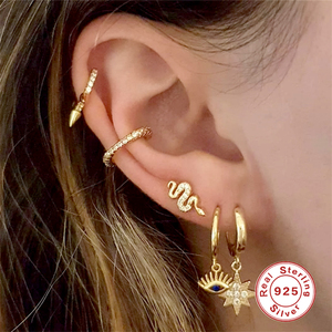Boucles d'oreilles clous ROXI en argent sterling 925, motif petite serpe, serties de diamants, bijoux délicats en or 18 carats - Product Image 4