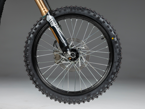 Motocicleta Deportiva Todoterreno Surron Light Bee 2 con 410 Nm de Torque Instantáneo, Batería de 78.5V, Resistente al Agua - Product Image 4