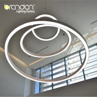 Lustre annulaire contemporain UL avec système de suspension réglable, luminaire suspendu grand format à intensité variable pour hall d'entrée et hôtel de luxe