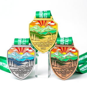 Médaille moulée sous pression Triple Tone Shield avec émail souple et détails de paysage montagneux, lever de soleil et forêt pour courses <span class=keywords><strong>sur</strong></span> sentiers multi-distances - Product Image 1