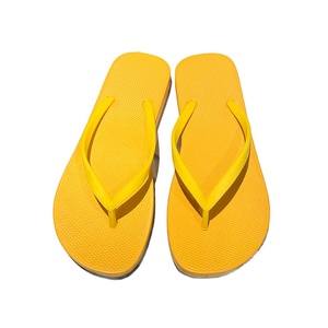 Vente en gros de tongs d'été pour femmes, chaussures plates décontractées de plage, semelles intérieures bon marché, tongs pour femmes - Product Image 1