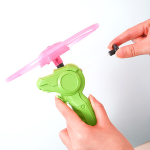 Jouet soucoupe volante en plastique avec cordon lumineux pour enfants de 5 à 7 ans, jeu éducatif unisexe - Product Image 1