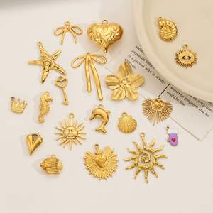 HB565 En gros Breloques en acier inoxydable Série Or 18K, motifs Poisson de mer, Soleil océanique, Hippocampe, Accessoires de bijouterie élégants et tendance - Product Image 1