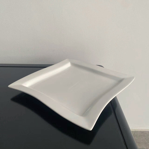 Assiette de table en <span class=keywords><strong>porcelaine</strong></span> de 8 pouces, en stock, faible MOQ, vente en gros, assiette de présentation irrégulière en <span class=keywords><strong>porcelaine</strong></span>, assiette plate prête à l'emploi pour livraison rapide - Product Image 2