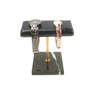 Schwarz-und-weiß-quadratischer Marmorsockel-Uhrenständer mit schwarzer Lackierstange für die Uhrenladen-Vorlage