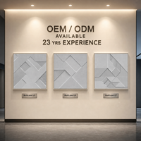 Triptyque mural 3D en PVC multicoque à facettes diagonales gris blanc pur, cadre argenté, pour salle à manger d'hôtel, mur d'accentuation, personnalisable en gros