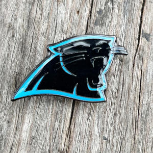Promotion : Broche en métal avec badge des Carolina <span class=keywords><strong>Panthers</strong></span>, bijou sportif pour la confection de broches de revers, cadeau pour les fans des 32 équipes de football, vente en gros personnalisée - Product Image 1