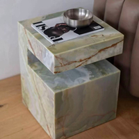 Table basse moderne minimaliste en marbre avec un design unique en pierre naturelle, pièce maîtresse de luxe pour salon