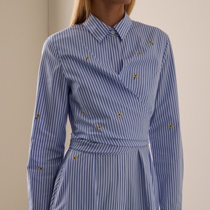Vestido Maxi de Algodón con Rayas Azules y Blancas, Bordado Floral Amarillo, Cintura Cruzada con Lazo, Manga Larga, Cuello y Corte en A para Uso Diario - Product Image 2