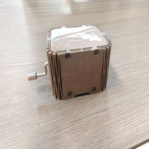Hot Sell Gift Pine Wooden Small Customized Music Hand Crank Music Box