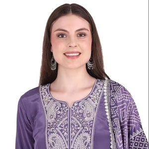 Conjunto de traje Chanderi morado con bordado Zari, que incluye una kurta de georgette y pantalones de crepé. - Product Image 1