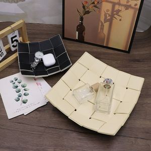 Organisateur de bureau élégant et moderne en cuir PU tressé fait main, plateau de rangement carré unique pour clés, montres, pièces de monnaie, bijoux, maison et bureau - Product Image 2