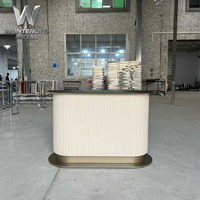 Comptoir de réception commercial haut de gamme, blanc crème cannelé, base en métal doré pour hall d'hôtel, salon, restaurant