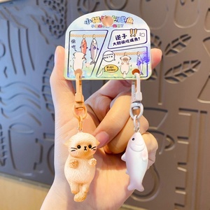 Nouvel Arrivage Porte-clés en résine à clipser motif <span class=keywords><strong>petit</strong></span> couple gourmand, chaton de dessin animé mignon mangeant du poisson, pendentif de sac à dos, Vente en gros - Product Image 5
