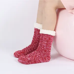 Yeni kış örgü Anti kayma tutucu terlik çorap kadın ev orta uzunlukta terlik düz renk halı çorap polar çorap kadın