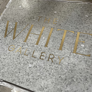 Mosaico <span class=keywords><strong>de</strong></span> Mármol Verde Hecho a Mano Personalizado, Medallón <span class=keywords><strong>de</strong></span> Mosaico con Chorro <span class=keywords><strong>de</strong></span> Agua, Letras <span class=keywords><strong>de</strong></span> Latón Dorado, Logotipo para Piso o Pared - Product Image 1