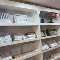 Meuble de présentation pour salon de beauté, design minimaliste, robuste, organisé, fait main en bois.