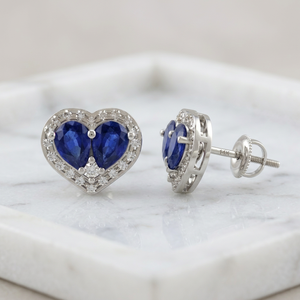 Elegantes Pendientes de Oro Fino de 14 Quilates con Zafiro Azul Corte Pera Cultivado en Laboratorio Certificado y Diamantes Redondos en Micro Pavé en Forma de Corazón - Product Image 1
