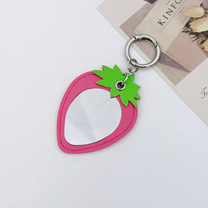 ポータブルピンクのイチゴのデザインキーチェーン卸売ピュアカラーレザーメイクミラーキーリング<span class=keywords><strong>Pvc</strong></span>かわいい漫画ペンダント - Product Image 3