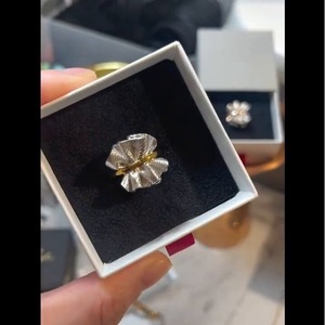 แหวนเงินแท้ S925 สไตล์ญี่ปุ่นย้อนยุค ประดับด้วยดีไซน์จีบแบบไม่สม่ำเสมอ และดีไซน์การผสมสีแบบเปิด - Product Image 2