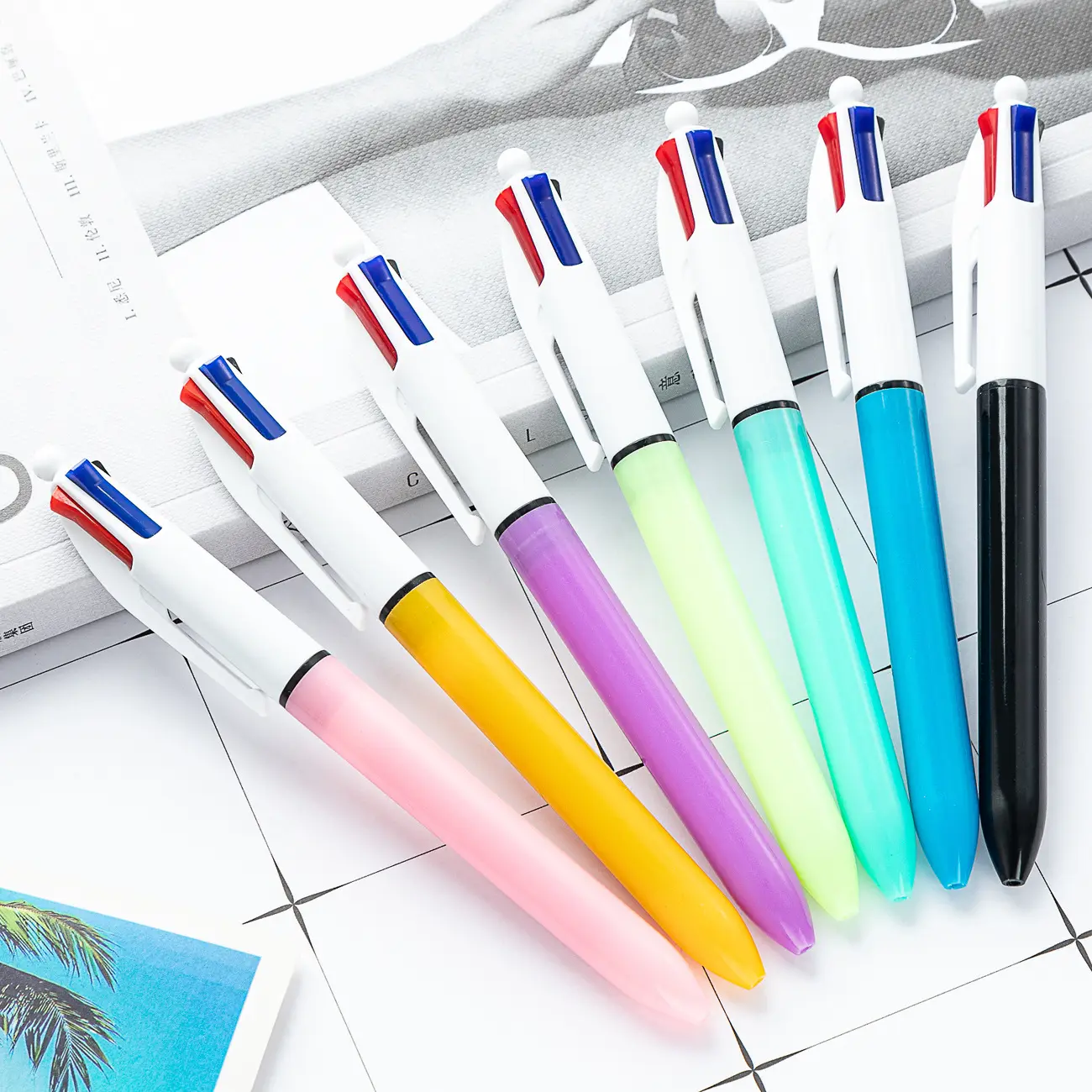ปากกาหมึกหลากสี 4 สี วัสดุพลาสติกแปลกใหม่ 4 in 1 เติมปากกาลูกลื่นหลากสีส่งเสริมการขายด้วยหมึกสี่สี