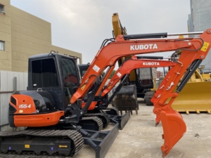 Excavadora de cadenas Kubota U55‑4 usada en buen estado, máquina de 5.5 toneladas fabricada en Japón para preparación de terrenos de viñedos y eliminación de raíces - Product Image 1