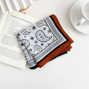 Écharpe en crêpe de Chine de soie à motifs Paisley et blocs de couleur rétro 68x68 cm pour femme, accessoire élégant pour le printemps et l'été - Product Image 3