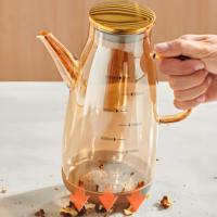 Carafe en verre ambré en gros avec couvercle et poignée dorés, marquage de mesure, pour eau, jus, café infusé à froid, en vrac