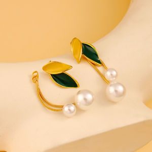Boucles d'oreilles pendantes en perles de feuille d'huile verte vintage personnalisées, vente en gros, boucles d'oreilles à clous en alliage d'or 18 carats, bijoux fabriqués - Product Image 3