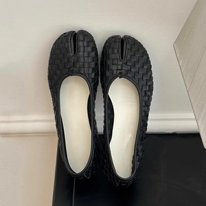 รองเท้าส้นแบนแบบสานสไตล์เกาหลีใหม่ปี 2026 ดีไซน์แยกนิ้วเท้า ใส่สบาย ทันสมัย ใช้งานได้หลากหลาย เหมาะสำหรับใส่เดินเล่นลำลองสำหรับผู้หญิง - Product Image 1