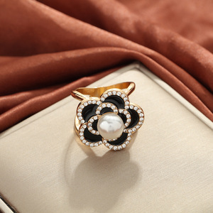 Hebilla Metálica de Camelia Negra con Decoración de Flor de Aleación y Diamantes de Imitación, Accesorio para Prendas de Vestir, Primavera 2024 - Product Image 1