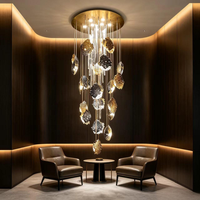 Grand lustre pour escalier en colimaçon, moderne et luxueux, en cuivre forgé à la main avec texture martelée, lampe suspendue LED, cristaux transparents en forme de glaçon, doré