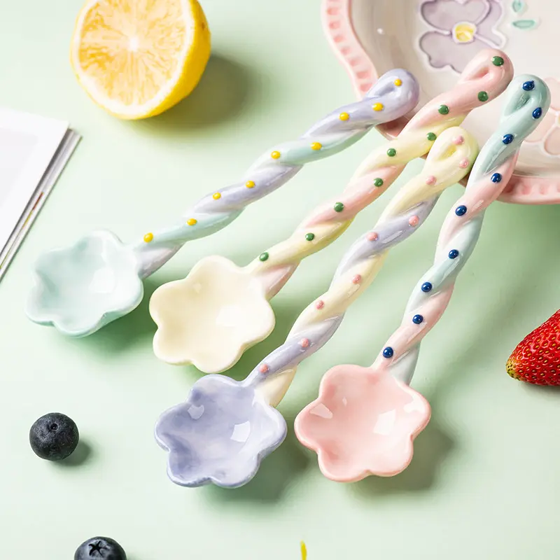 Linda cuchara de sopa de flores de cerámica, helado coreano Kawaii, cuchara de postre pintada a mano con mango largo, accesorios de vajilla de cocina