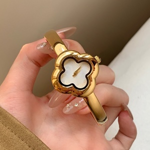 Nouvelle montre à cadran en forme de trèfle doré, montre-bracelet élégante et raffinée, style rétro, montre-bracelet à quartz pour femmes - Product Image 4