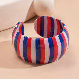 Pulsera Ancha Abierta de Acrílico con Rayas Geométricas de Moda - Accesorio Exagerado de Alta Gama, Único y de Nicho, Marca HR, Unisex - Product Image 2