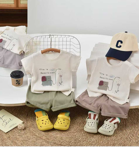 Les nouveaux costumes pour garçons et enfants sont de haute qualité, avec des t-shirts et des vestes courtes douces. - Product Image 3