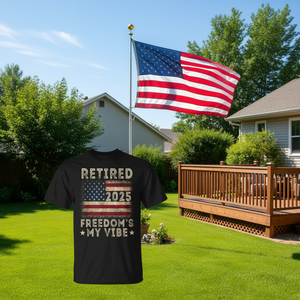 T-shirt Retired 2025 Freedom's My Vibe con design della bandiera americana patriottica, camicia unisex da uomo e da donna - Product Image 3