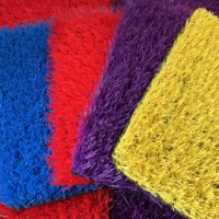 Regenbogen-Kunstrasen-Teppich für Vergnügungsparks, Kindergärten, Schulspielplätze, Farbenfrohe Outdoor-Bodenlösung