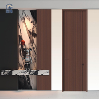 Porte intérieure moderne à rainures cannelées en bois, couleur noyer élégante, insonorisée, résistante à l'usure, écologique, sans peinture