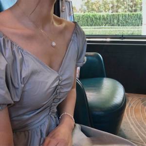 Collier plaqué or 14 carats avec pendentif à perle unique, forme baroque Edison, cuir naturel froissé, chaîne de clavicule, collier de perles - Product Image 3