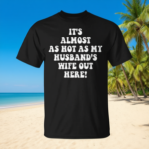 Il fait presque aussi chaud que la femme de mon mari dehors. T-shirt - Product Image 3