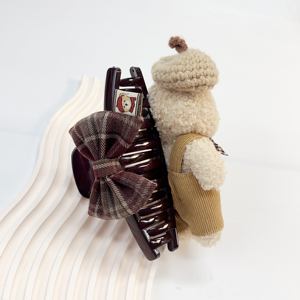 مشابك شعر قماشية على شكل دب تيدي قابلة للتخصيص بالجملة من المصنع، إكسسوارات شعر مخملية عالية الجودة مصنوعة يدويًا للاستخدام اليومي للفتيات - Product Image 1