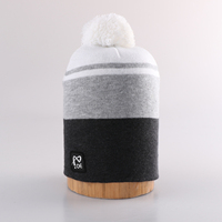Bonnet d'hiver en tricot jacquard color block personnalisé OEM avec pompon et patch tissé