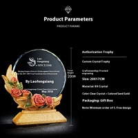 Trophée en cristal de haute qualité sculpté avec des fleurs pour féliciter les réalisations des femmes Trophée en cristal transparent pour la reconnaissance