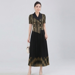 Direkt vom Hersteller: Elegantes, goldfolienbedrucktes, plissiertes Midikleid im Miyake-Stil mit gekerbtem Revers und hoher Dehnbarkeit, Einheitsgröße - Product Image 3