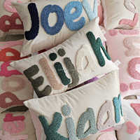 Idée cadeau personnalisée : Housses de coussin faites main avec lettres brodées au poinçon, coussin coloré
