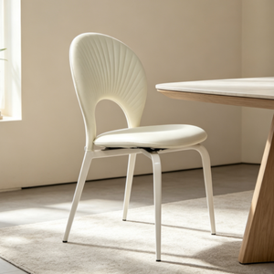 Chaise de salle à manger moderne <span class=keywords><strong>en</strong></span> cuir PU <span class=keywords><strong>en</strong></span> forme de coquille, dossier à coutures courbées, pieds <span class=keywords><strong>en</strong></span> métal, couleurs personnalisables pour salle à manger, café, hôtel - Product Image 1