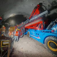 Foreuse de tunnel 4x4 avancée avec module intégré de scellement des arches et de forage d'ancrages rocheux pour les applications d'ingénierie routière