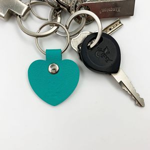 Llavero de cuero con forma de corazón, accesorio de llavero de juguete, regalo para bolso, se puede grabar con logotipo. - Product Image 4